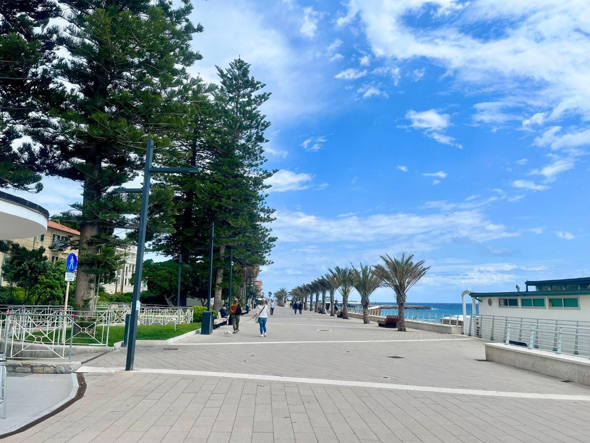 Casa Vacanza! A 50M Dal Mare! Bordighera Luaran gambar
